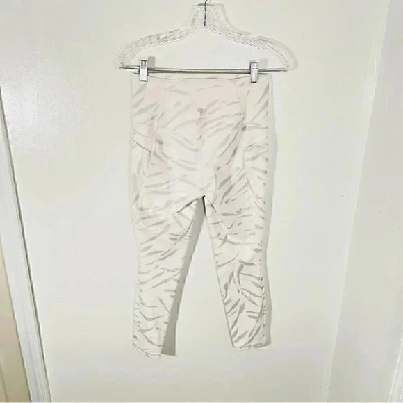 Athleta Salutation Stash Pocket II Zebra 7/8 Tight Leggings Activewear - Picture 3 of 6